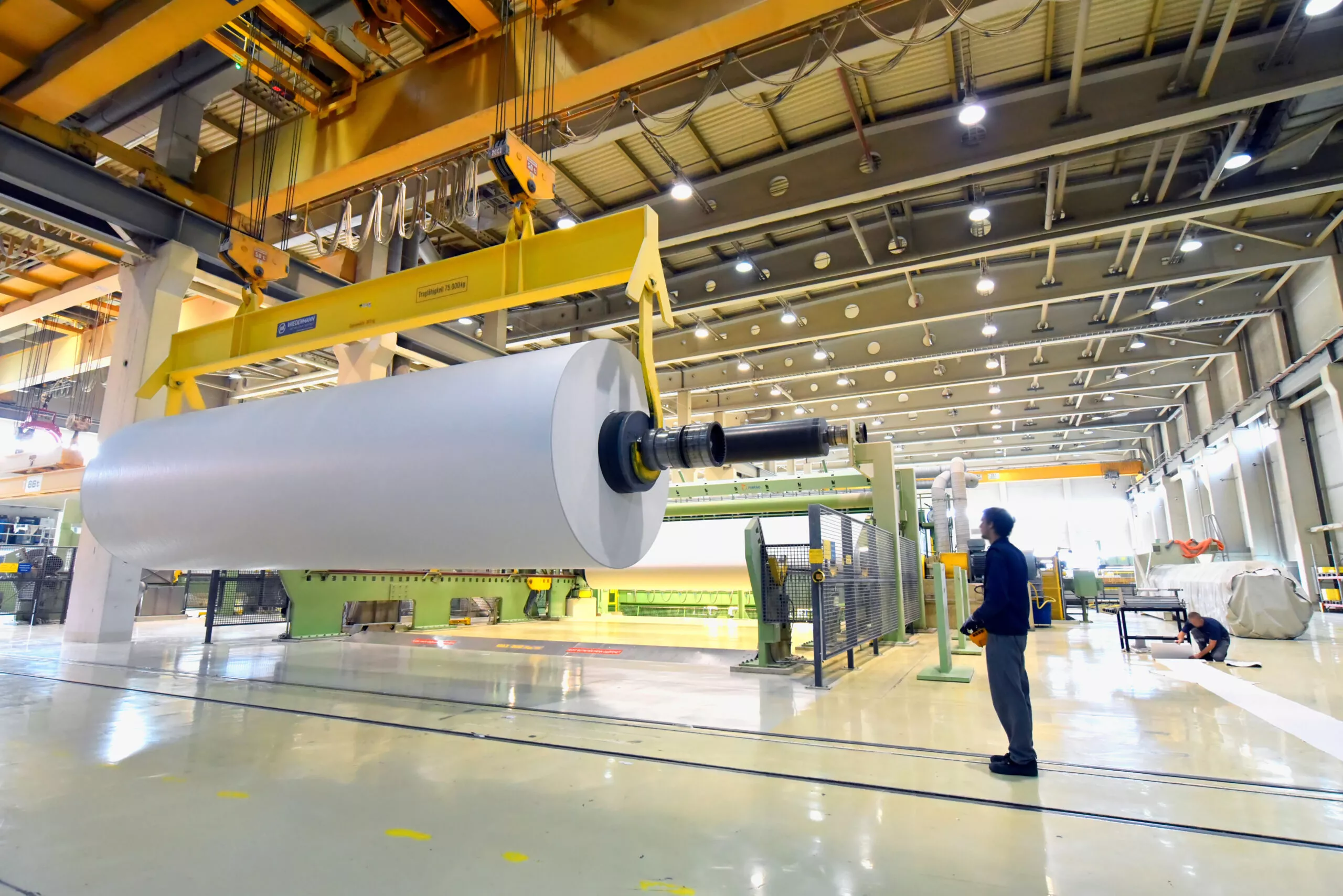 Herstellung von papier in einer modernen Fabrik Papierrolle am Kran // Production of paper in a modern factory paper roll on a crane
